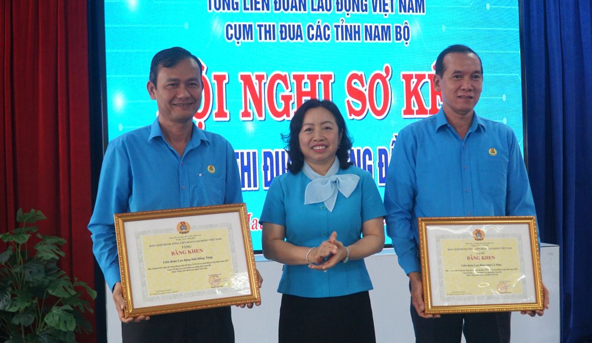 Phó Chủ tịch Tổng LĐLĐ Việt Nam Thái Thu Xương tặng bằng khen của Tổng LĐLĐ Việt Nam cho đơn vị LĐLĐ tỉnh Cà Mau và LĐLĐ tỉnh Đồng Tháp. Ảnh: Nhật Hồ.