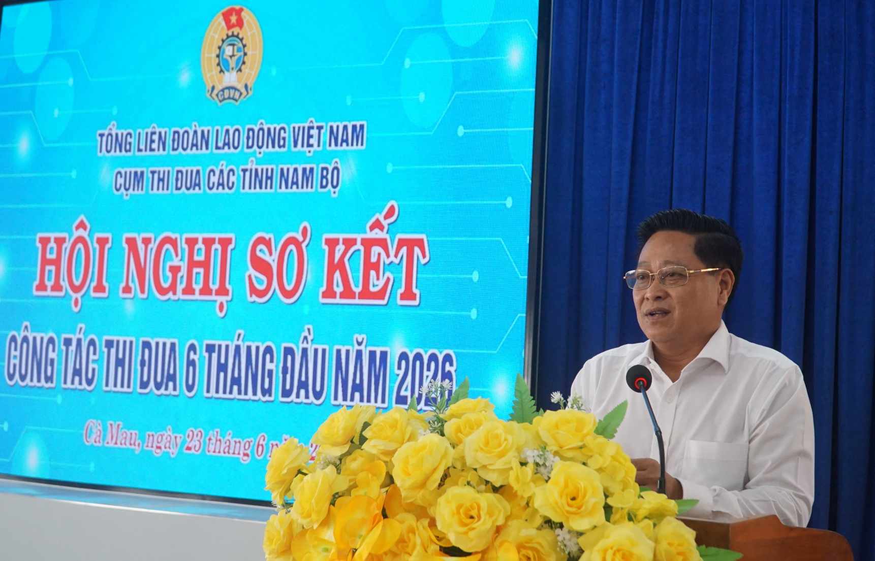 Phó chủ tịch HĐND tỉnh Cà Mau Bùi Tấn Bảy phát biểu chào mừng. Ảnh: Nhật Hồ.