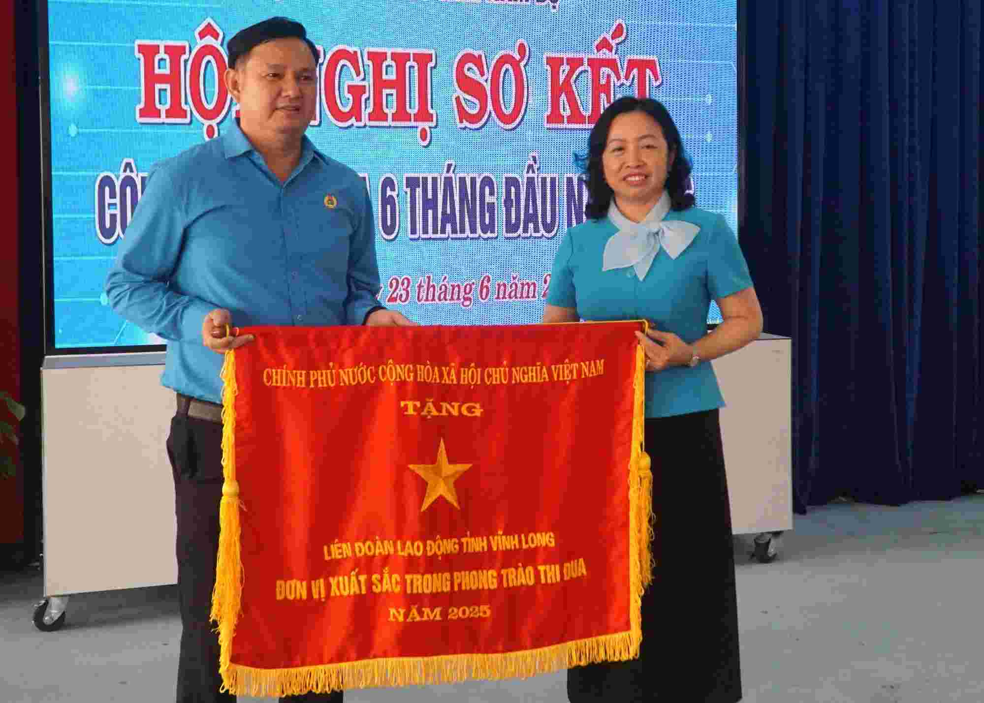 Phó chủ tịch Tổng LĐLĐ Việt Nam Thái Thu Xương tặng cơ thi đua của Chính phủ cho đơn vị LĐLĐ Vĩnh Long. Ảnh: Nhật Hồ.