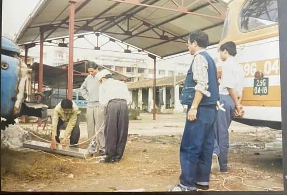 Các kỹ sư Việt Nam thực hiện lắp đặt trạm BTS đầu tiên tại Bưu điện Giáp Bát. Ảnh: VinaPhone