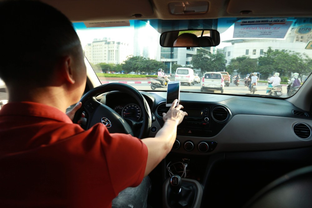From 2028, contract vehicles must share transportation contract data with the Ministry of Public Security. Photo: Hai Nguyen