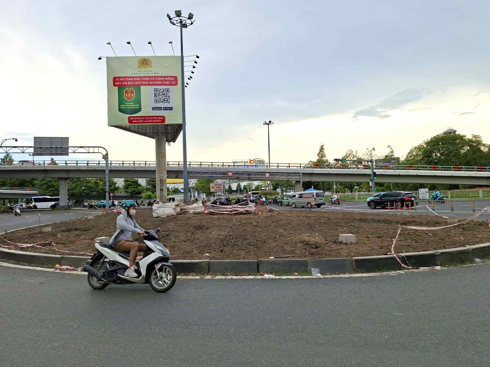 Đoạn cuối đường Trường Sơn giao đường Hồng Hà và Bạch Đằng sẽ được cải tạo thành đài phun nước.  Ảnh: Minh Quân
