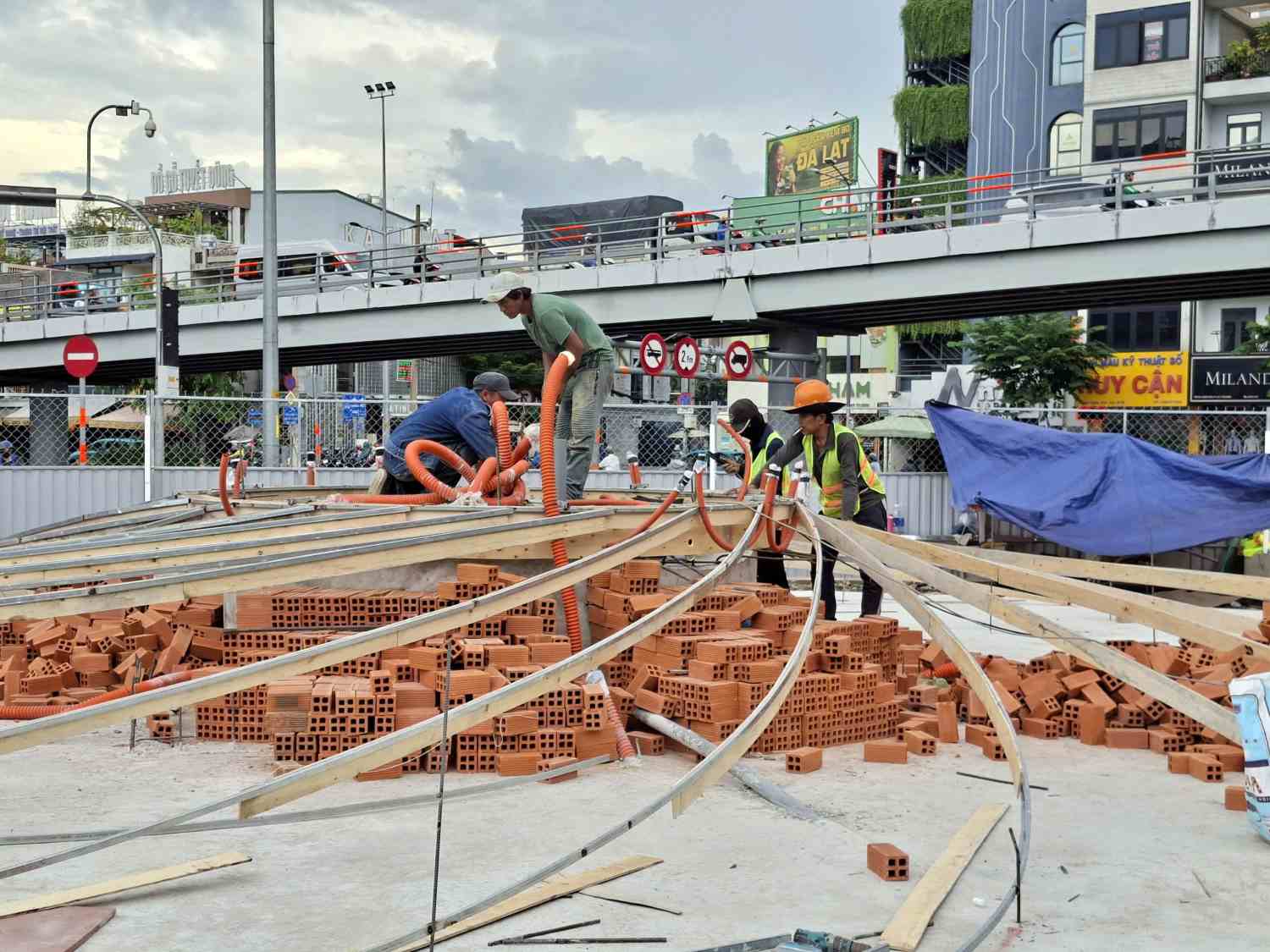 Công nhân đang thi công phần để quả cầu ở vòng xoay Lăng Cha Cả.  Ảnh: Minh Quân