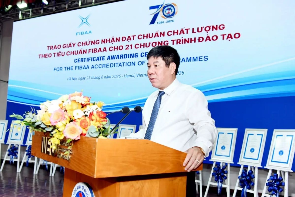 GS.TS Huỳnh Văn Chương - Cục trưởng Cục Quản lý Chất lượng, Bộ Giáo dục và Đào tạo phát biểu tại buổi lễ. Ảnh: Nhà trường