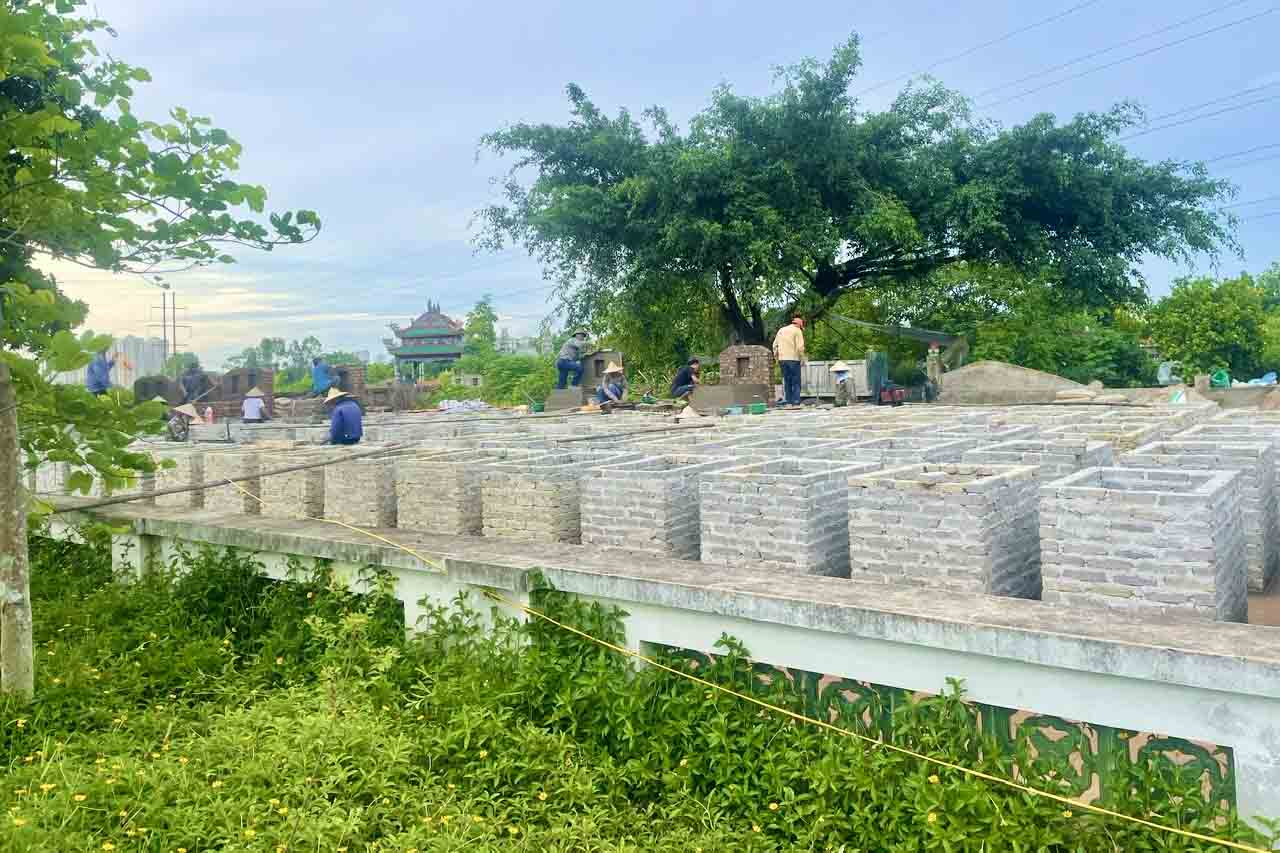 Dai Thanh commune (Hanoi) is accelerating the relocation of graves and site clearance to serve the Ring Road 3.5 project. Photo: Dai Thanh commune