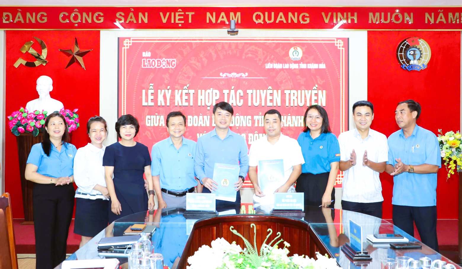 Khanh Hoa Trade Union signs a program to coordinate propaganda with Lao Dong Newspaper to spread the voice of workers. Photo: Phuong Linh