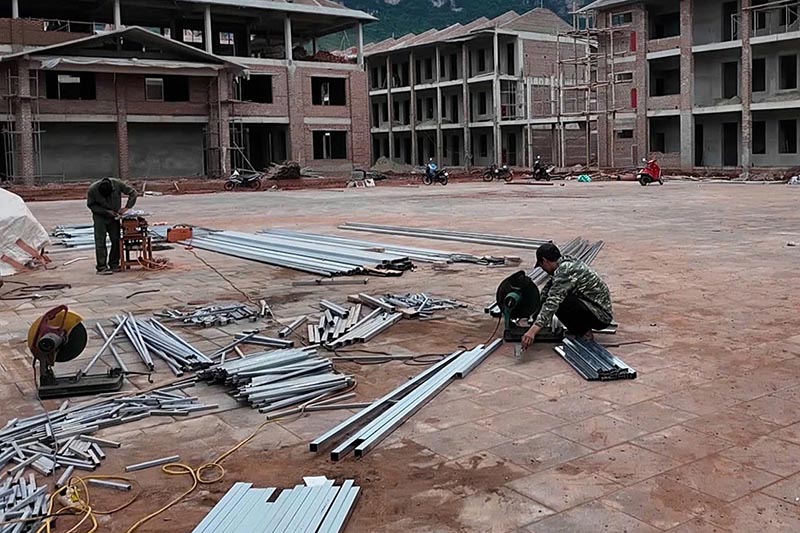 Tại Chiềng Sơn, nhà thầu và các đơn vị thi công đã huy động tối đa nhân lực, máy móc triển khai các hạng mục, đảm bảo đưa vào sử dụng trước ngày 5.9.2026. Ảnh: Cổng TTĐT Sơn La