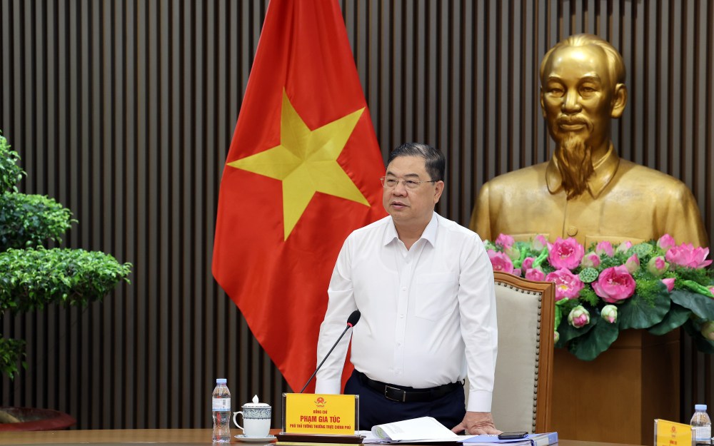 Politburo member, Standing Deputy Prime Minister Pham Gia Tuc requested to unify payment methods and accelerate the progress of flood control projects in Ho Chi Minh City. Photo: VGP