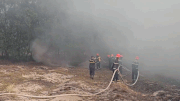 Forest fires in many locations in Quang Tri, breathtaking fire fighting in the hot sun. Photo: Hung Tho