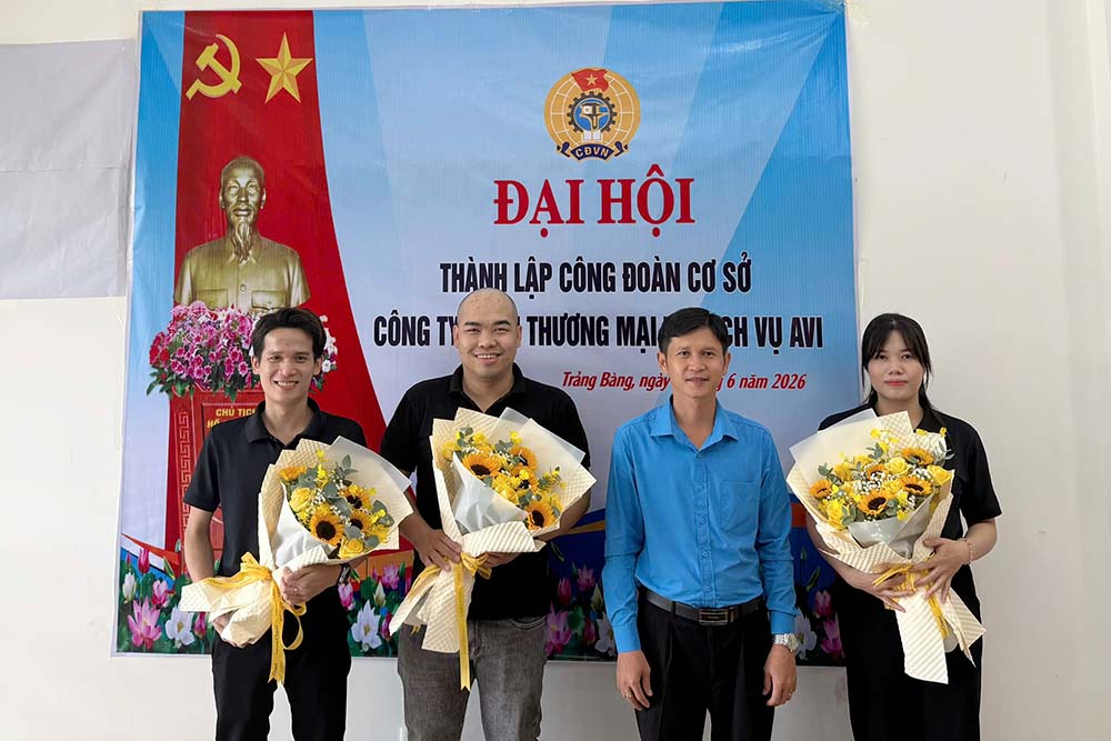 Mr. Nguyen Trong Danh - Member of the Standing Committee of the Tay Ninh Provincial Labor Federation, Deputy Head of the Provincial Industrial Zones Trade Union congratulated the Congress. Photo: Phuong Dung