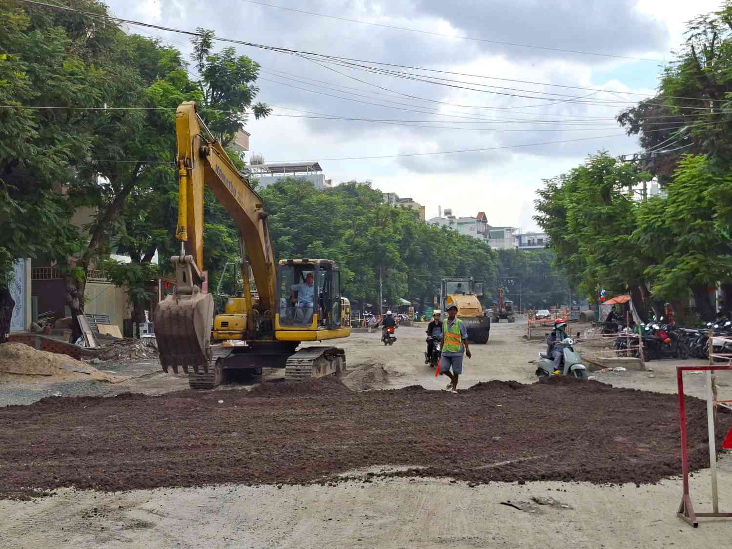 Máy móc chắn giữa đường ảnh hưởng đi lại của người dân. Ảnh: Minh Quân