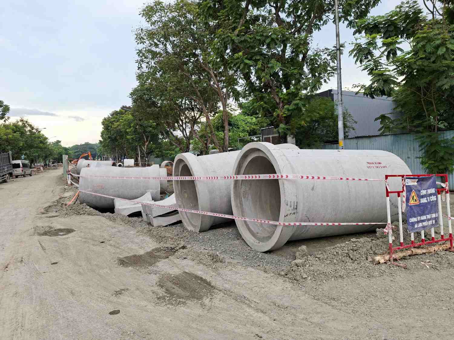 Cống thoát nước được tập kết ngổn ngang trên đường Đặng Thùy Trâm. Ảnh: Minh Quân