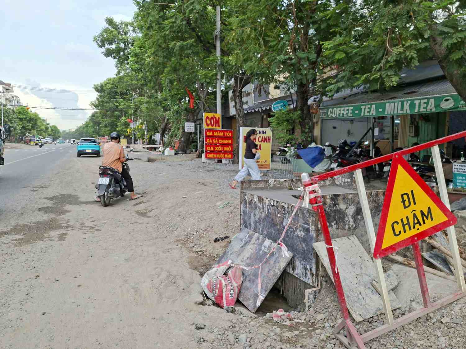 Đoạn đầu đường Đặng Thùy Trâm gần đường Phạm Văn Đồng đã được lắp cống thoát nước và các miệng thu nước. Ảnh: Minh Quân