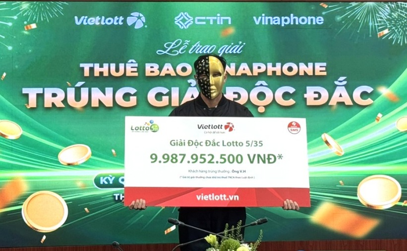 Mr. V.H receives the Lotto jackpot 5/35 prize with a value of nearly 9.99 billion VND. Photo: Vietlott