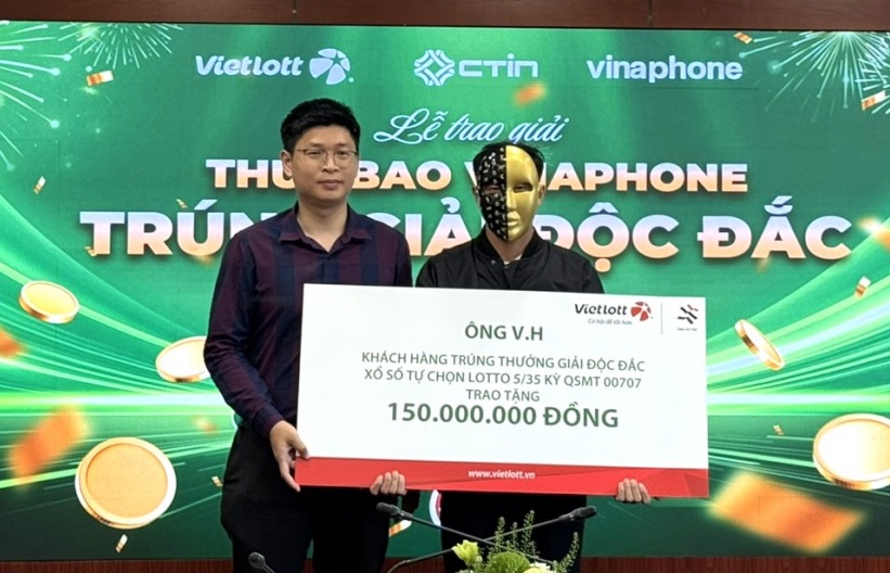 Ông V.H trao tặng 150 triệu cho Quỹ Tâm Tài Việt. Ảnh: Xổ số Vietlott