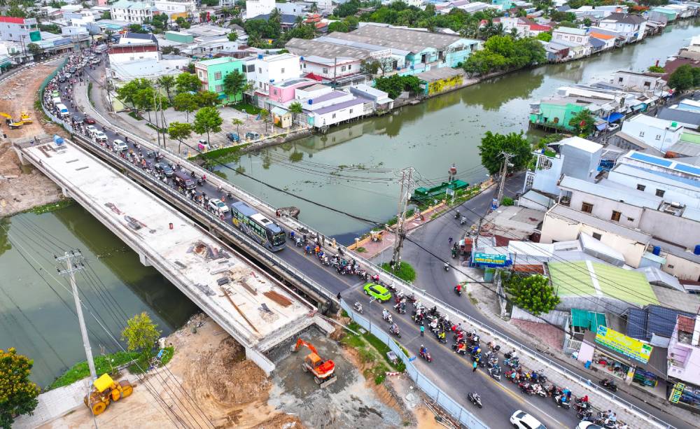 Thời điểm xảy ra tai nạn cũng là lúc lượng phương tiện lưu thông đông đúc, trong khi cầu An Hòa mới đang được thi công. Ảnh: Phương Vũ