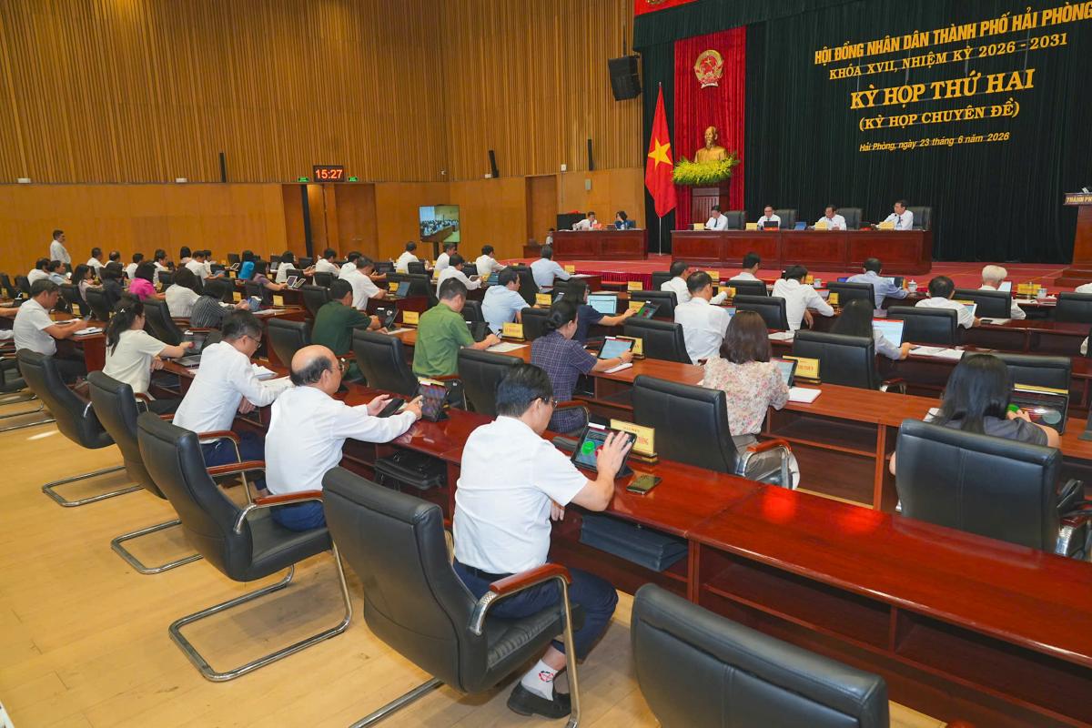 Delegates vote at the Session. Photo: Hai Phong e-Portal