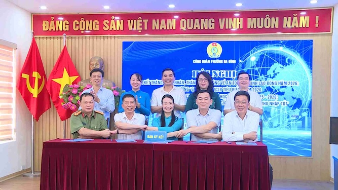 Ba Dinh Ward Trade Union signs Coordination Regulations to improve the effectiveness of caring for and protecting workers. Photo: Phuong Anh