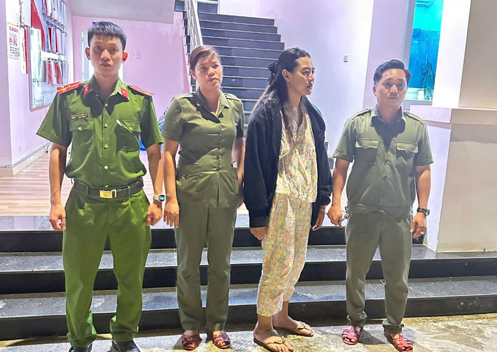 Đối tượng Bùi Phương Hồng bị lực lượng công an bắt giữ. Ảnh: Công an