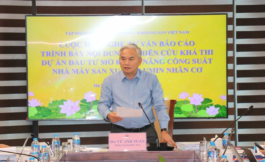 General Director of TKV Group Vu Anh Tuan highly appreciated the efforts of the Management Board of Nhan Co Alumin Plant Project, Dak Nong Aluminum Company - TKV and consulting units in the process of researching and developing reports. Photo: TKV