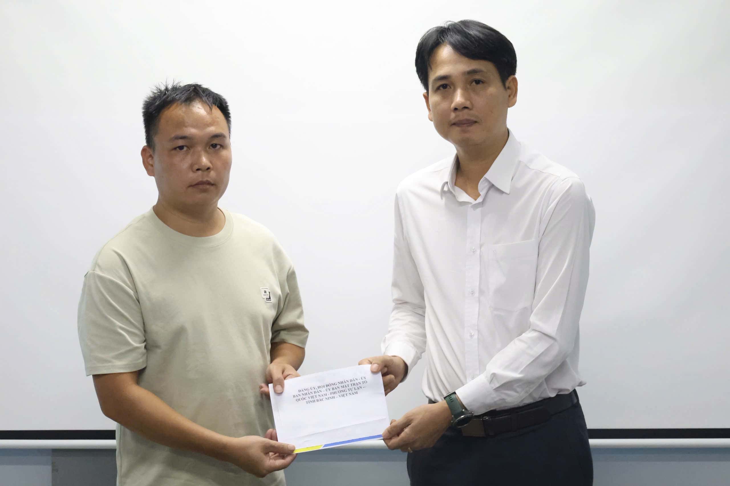 Đảng ủy, HĐND, UBND, Ủy ban Mặt trận Tổ quốc phường Tự Lạn trao