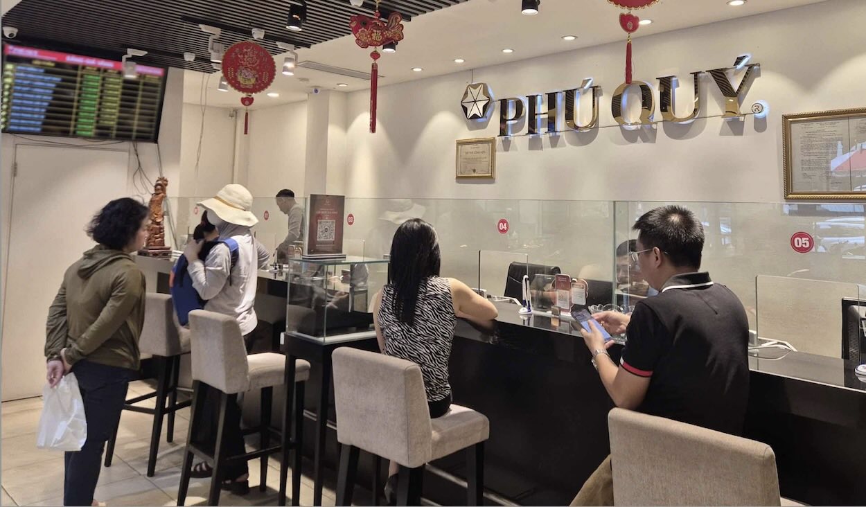 When silver prices adjust to a lower price range, a part of customers begin to return to the market with the expectation of long-term accumulation opportunities. Photo: Phuong Anh