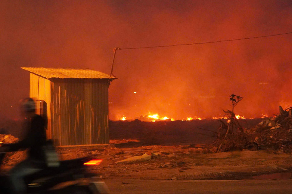 Garbage and waste dump on Dien Bien Phu street (Quy Nhon Dong ward, Gia Lai) catches fire, smoke covers the entire area. Photo: Hoai Phuong