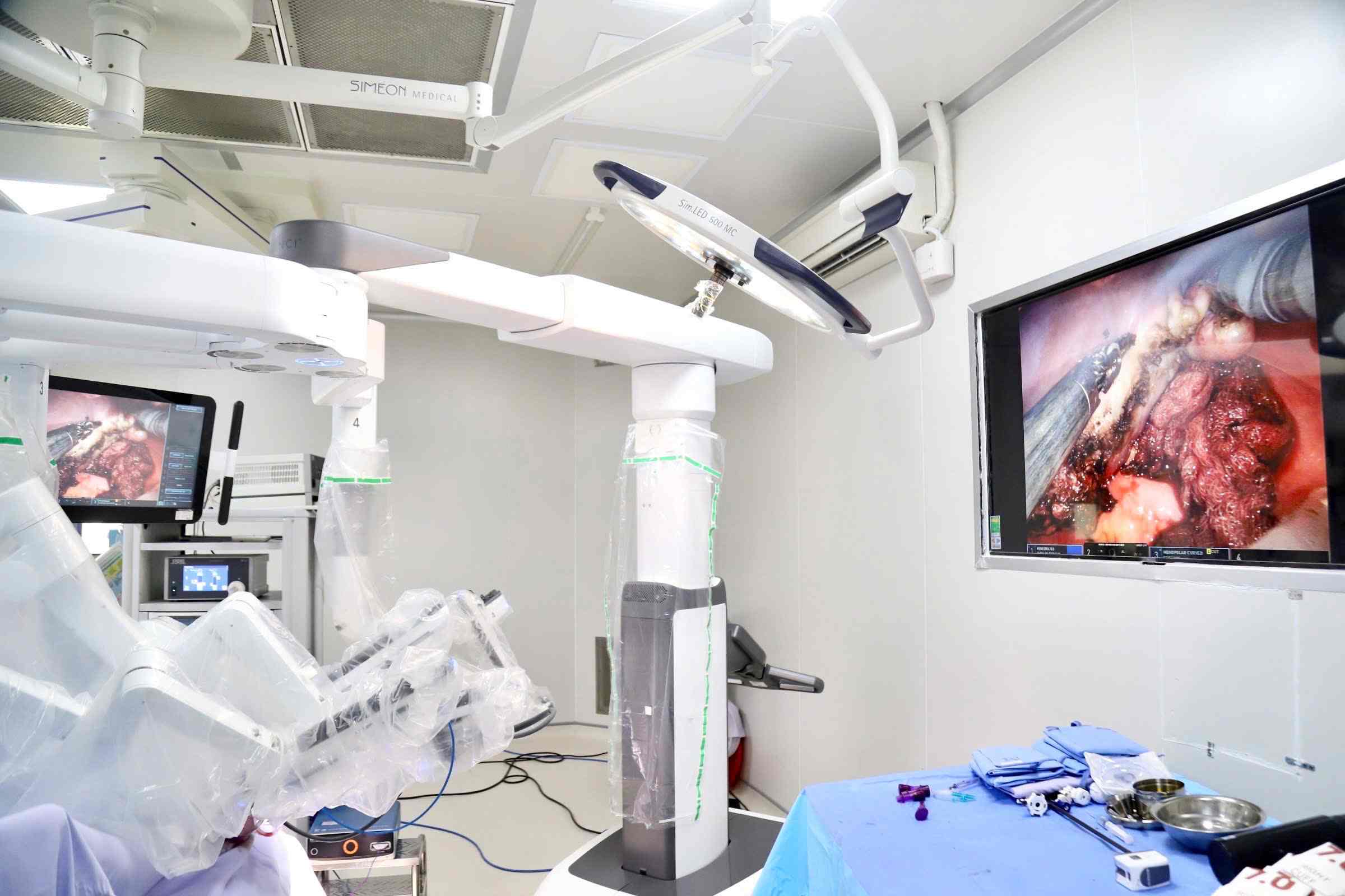 Treating cancer patients at K Hospital. Photo: Tran Ha