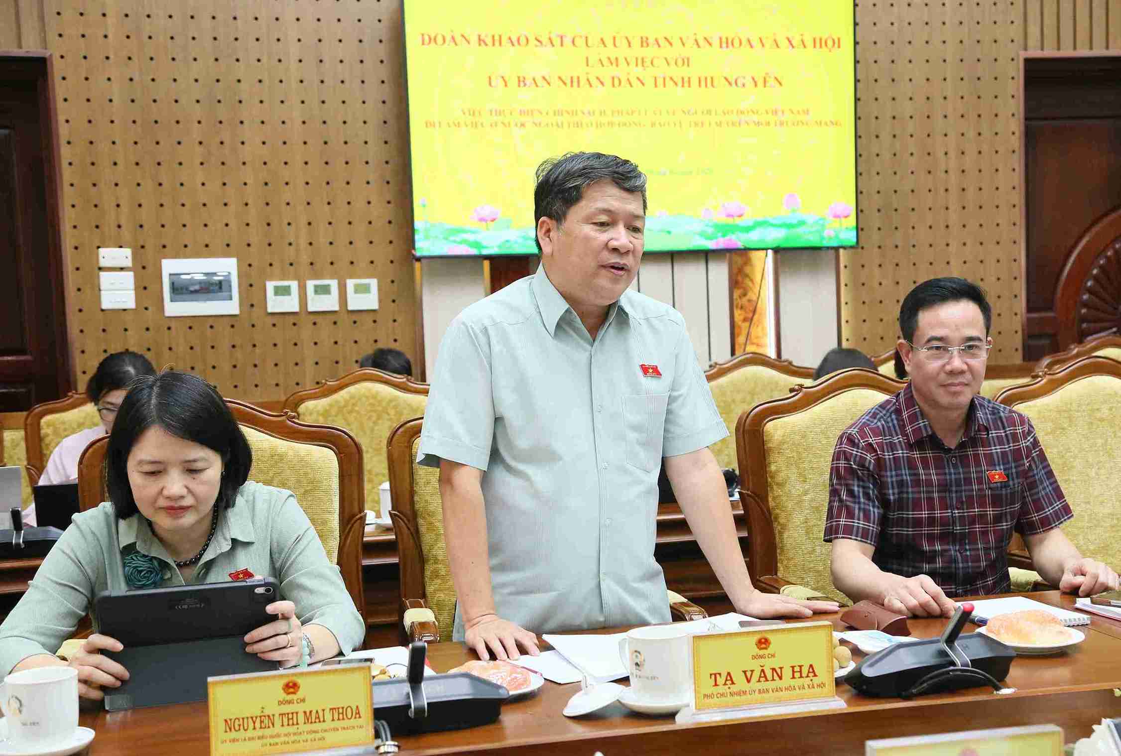 Phó Chủ nhiệm Ủy ban Văn hóa và Xã hội của Quốc hội Tạ Văn Hạ phát biểu tại buổi làm việc.