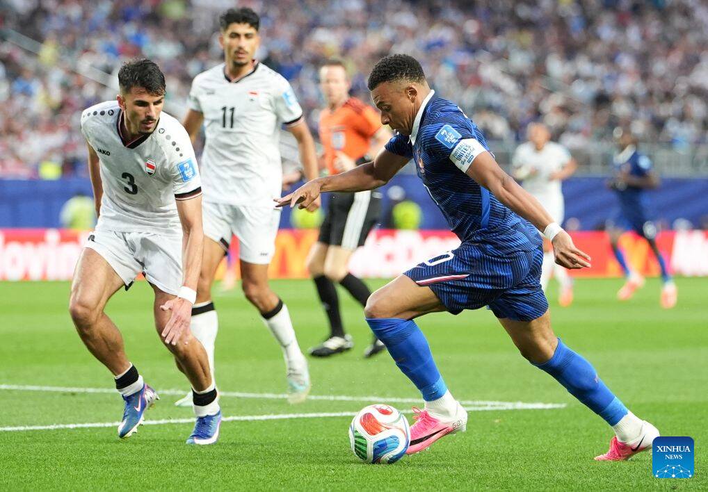 Kylian Mbappe lập cú đúp vào lưới Iraq. Ảnh: Xinhua