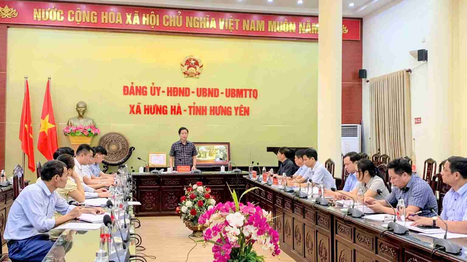 Đại diện các đơn vị trao đổi về tiến độ triển khai Cụm công nghiệp Văn Lang. Ảnh: Xã Hưng Hà