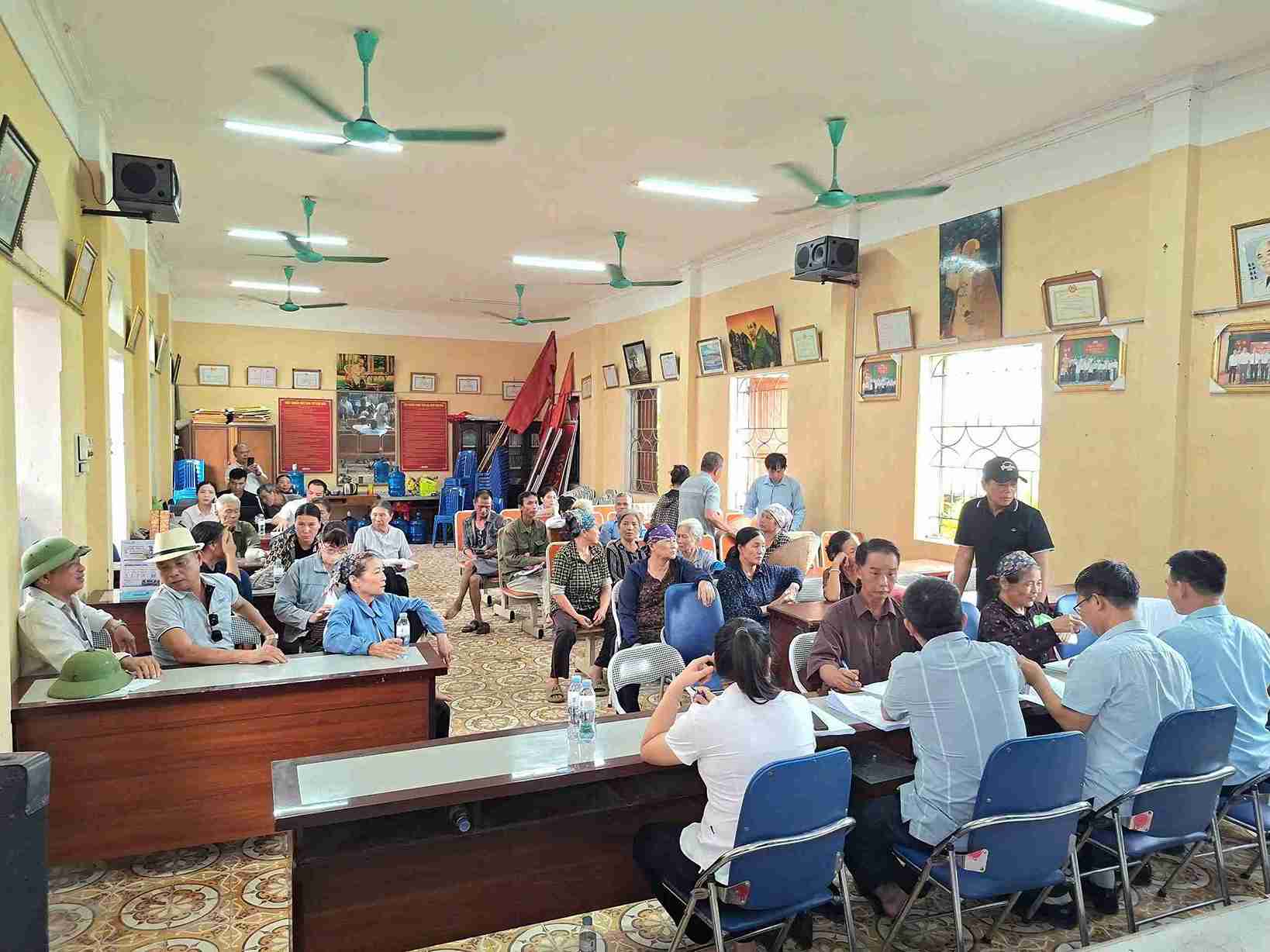 People in Kim Thanh commune receive compensation and support for the implementation of the Dong Cam New Residential Area Project. Photo: Kim Thanh commune