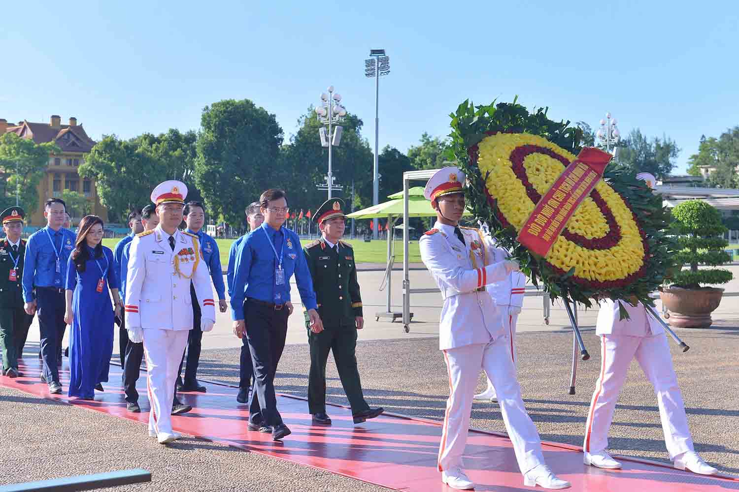 Mr. Bui Quang Huy - Member of the Party Central Committee, Vice Chairman of the Central Committee of the Vietnam Fatherland Front, First Secretary of the Central Youth Union led the delegation attending the 13th National Youth Union Congress to visit President Ho Chi Minh's Mausoleum. Photo: Dinh Huy