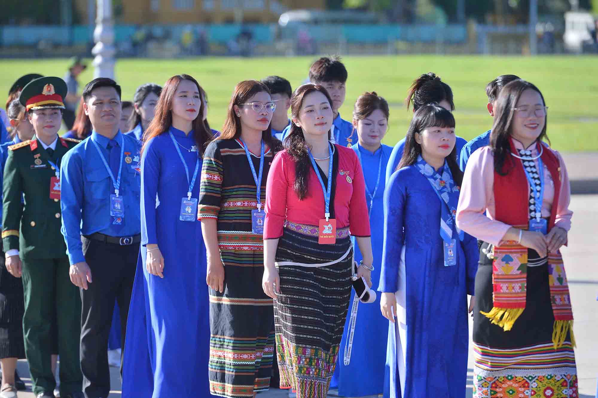 Các đại biểu vào Lăng viếng Chủ tịch Hồ Chí Minh. Ảnh: Đình Huy
