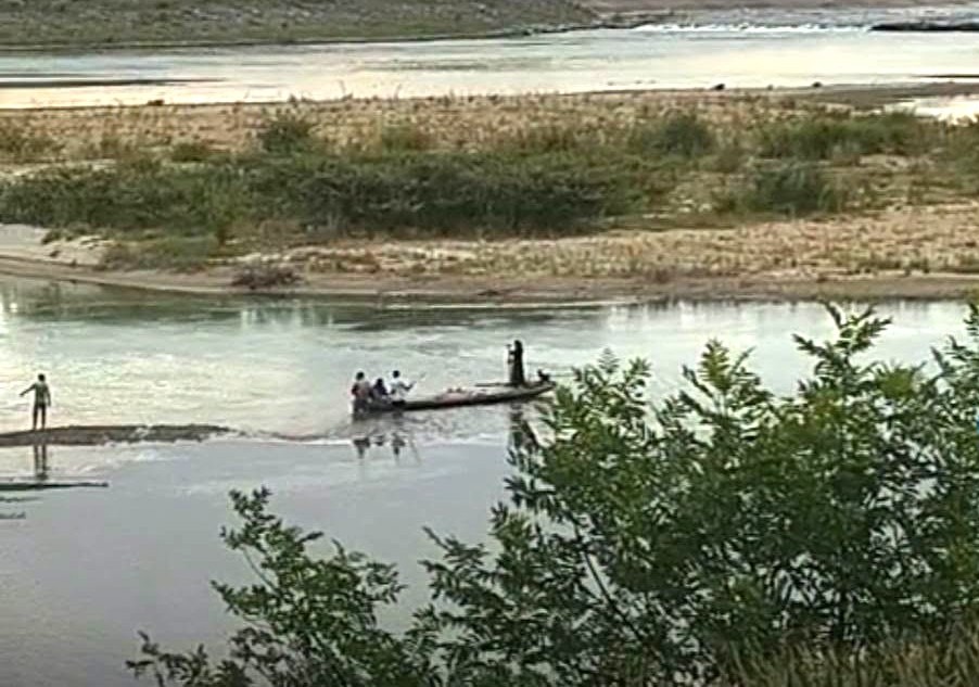 Rescue forces have made efforts to find the bodies of 2 drowned male students at Bara Do Luong dam, Luong Son commune, Nghe An. Photo: Ngoc Anh
