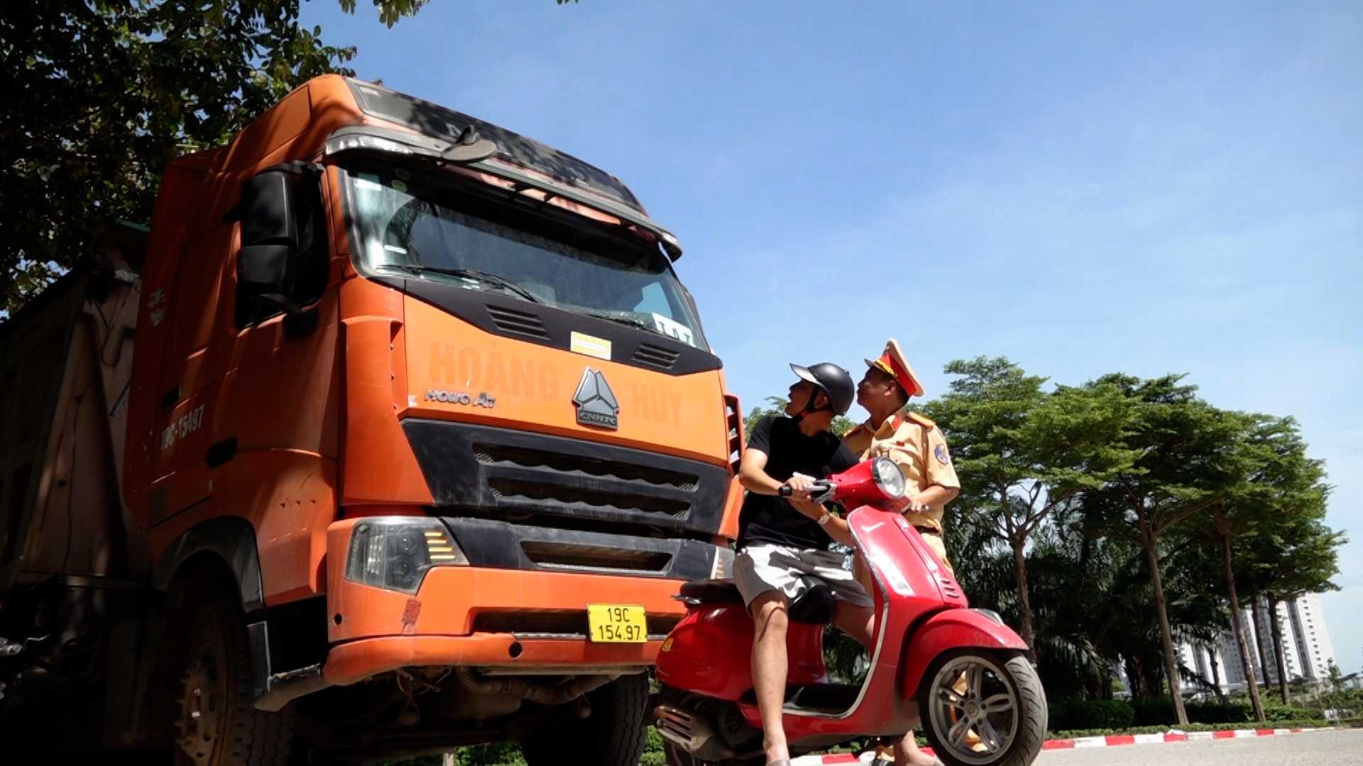 Traffic police set up scenes, simulate dangerous situations when falling into a truck blind spot