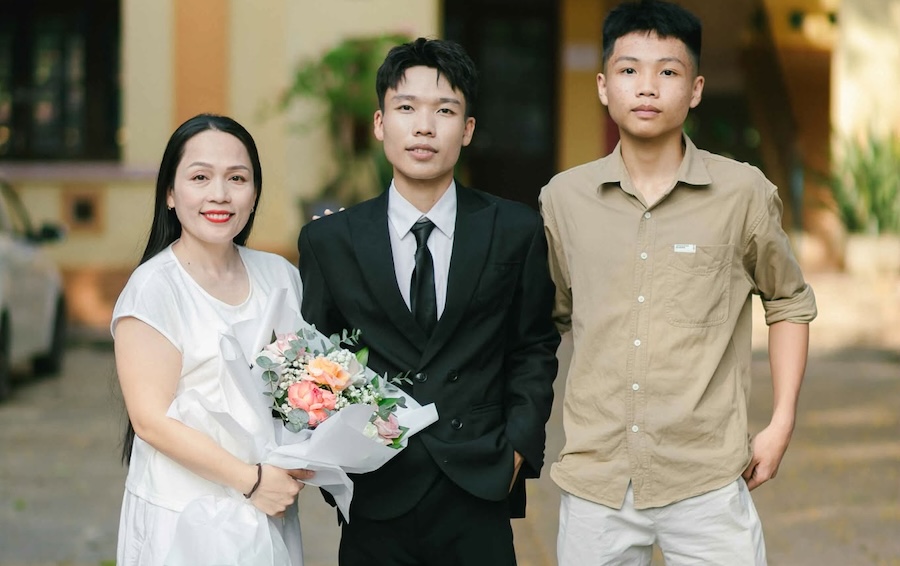 Bà Tạ Thị Lê Na chụp ảnh cùng Trung và anh trai hiện đang đi nghĩa vụ quân sự. Ảnh: Hàn Nguyên