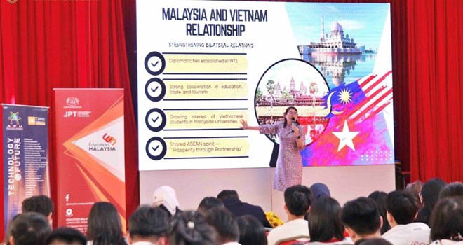 Trong xu thế chuyển đổi số, học sinh ở Nha Trang thường xuyên được giao lưu với nhiều trường Đại học danh tiếng trên thế giới. Ảnh: Hữu Long 