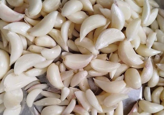 Garlic and spinach are a nutritious duo that helps support the heart and blood vessels. Photo: Kieu Vu