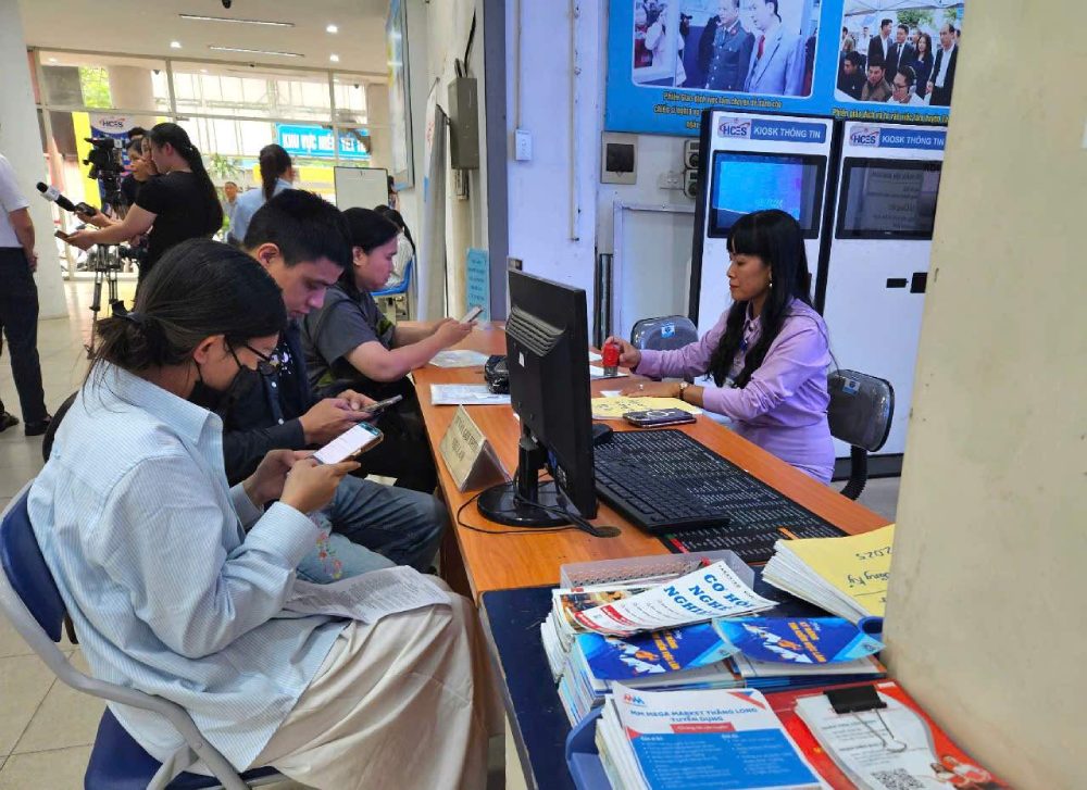Les travailleurs au chômage effectuent les démarches pour bénéficier des allocations de chômage au Centre des services de l'emploi de Hanoï. Photo: Quỳnh Chi