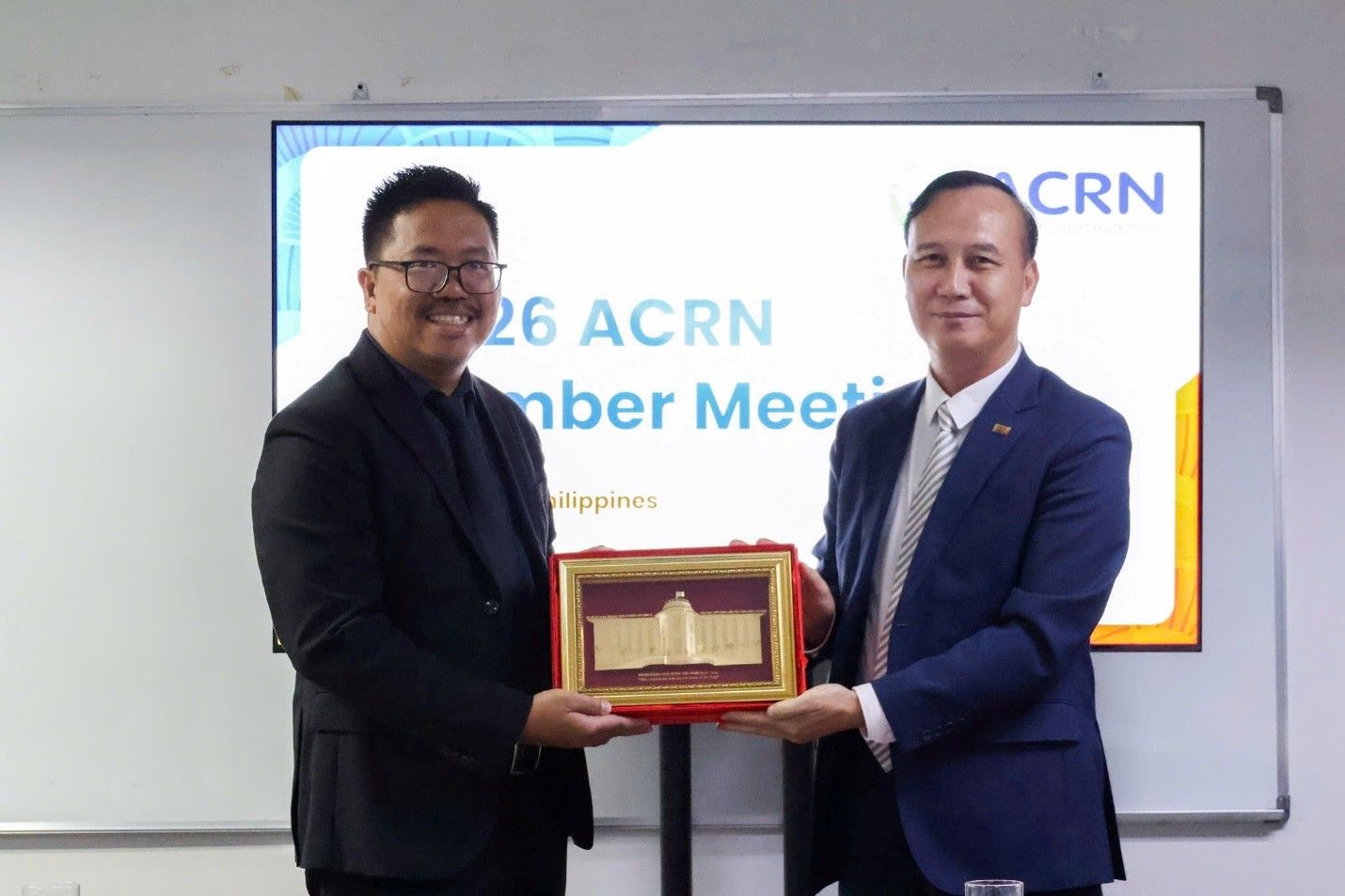 Ông Cao Văn Bình, Chủ tịch ACRN tặng quà lưu niệm cho CIC Philippines. Ảnh: CIC