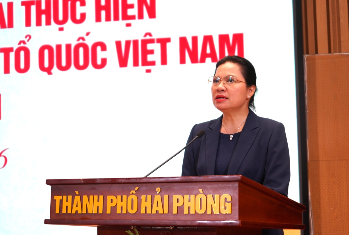 Ủy viên Trung ương Đảng, Ủy viên Ban Thường vụ Đảng ủy MTTQ, các đoàn thể Trung ương, Phó Chủ tịch - Tổng Thư ký Ủy ban Trung ương MTTQ Việt Nam Hà Thị Nga phát biểu tại hội nghị. Ảnh: Mai Dung