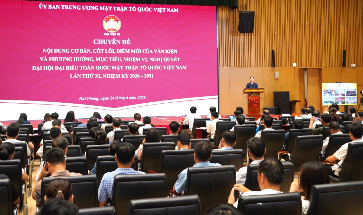 Ủy viên Trung ương Đảng, Ủy viên Ban Thường vụ Đảng ủy MTTQ, các đoàn thể Trung ương, Phó Chủ tịch - Tổng Thư ký Ủy ban Trung ương MTTQ Việt Nam Hà Thị Nga trao đổi chuyên đề 1: Những điểm mới của Nghị quyết Đại hội 11 MTTQ Việt Nam. Ảnh: Mai Dung