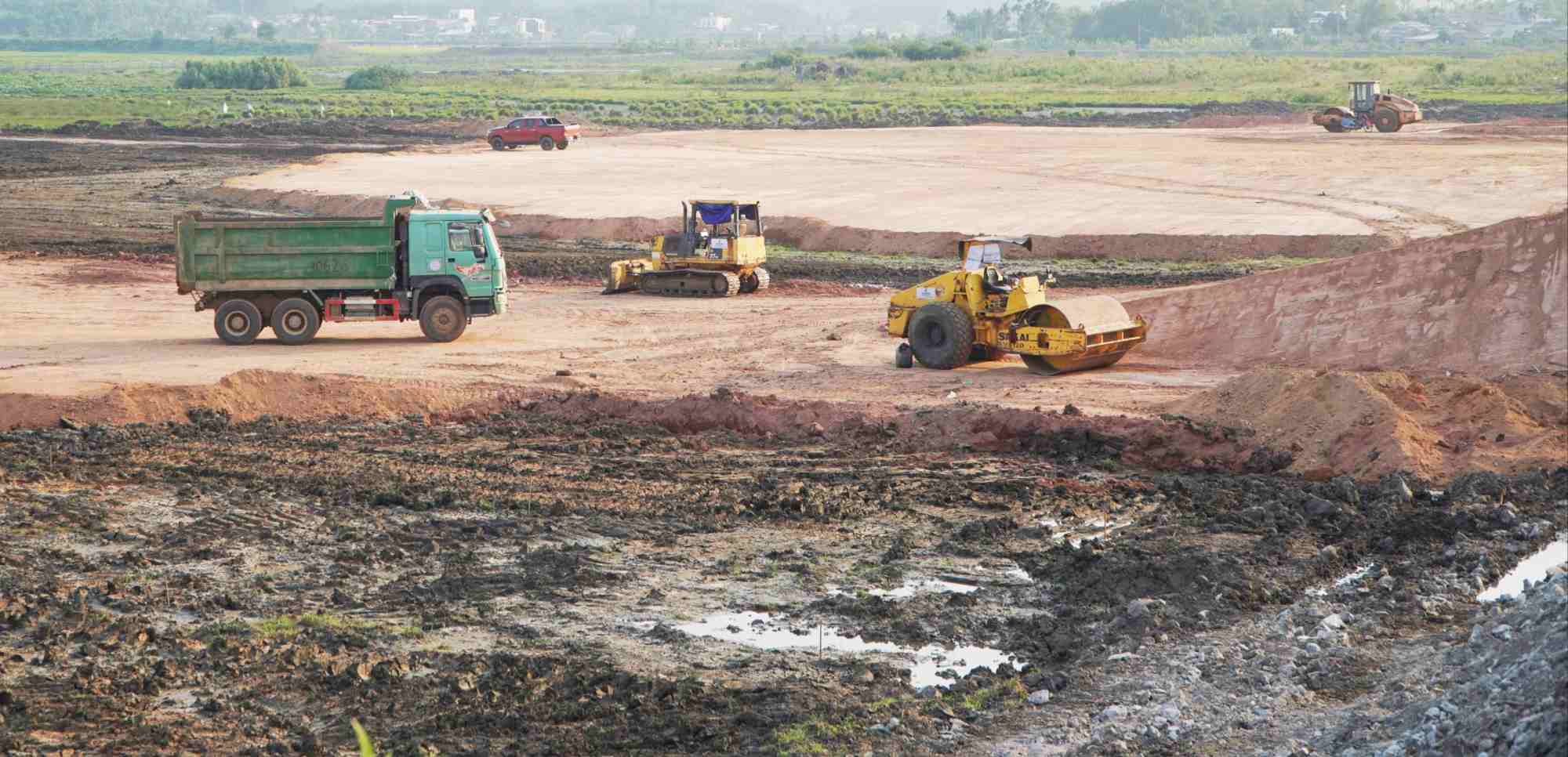 Mỏ đất ở xã Đông Sơn phục vụ đất đắp dự án Nâng cấp, mở rộng Nhà máy Lọc dầu Dung Quất. Ảnh: Quốc Triều
