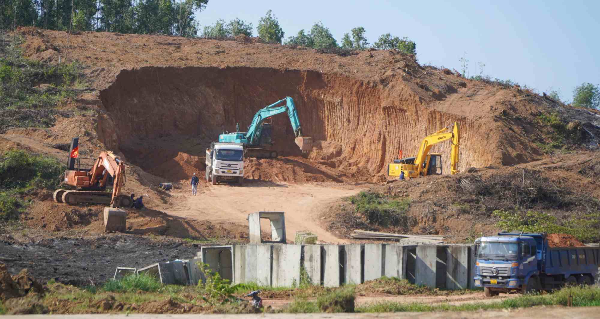 Mỏ đất ở xã Đông Sơn phục vụ nguồn cung đất đắp cho dự án trong Khu kinh tế Dung Quất. Ảnh: Thanh Nhị