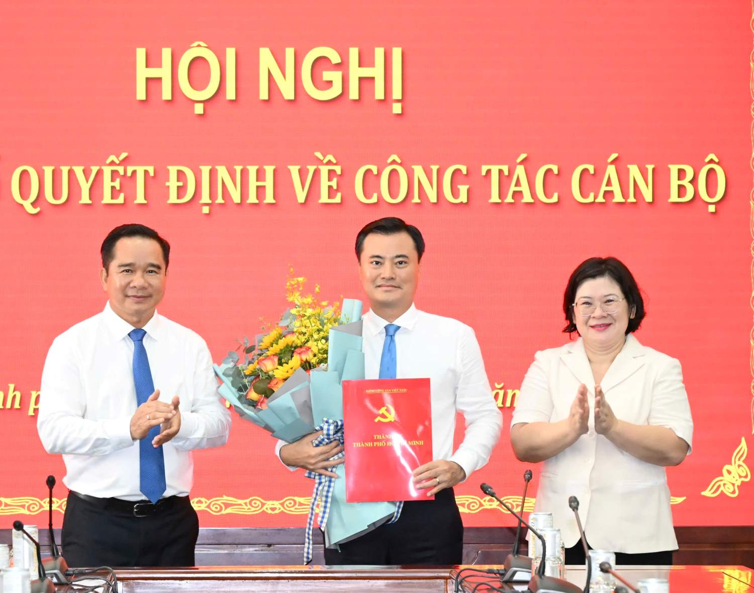 El Sr. Bui Xuan Cuong recibe la decisión de convertirse en Secretario del barrio de Saigón. Foto: Viet Dung