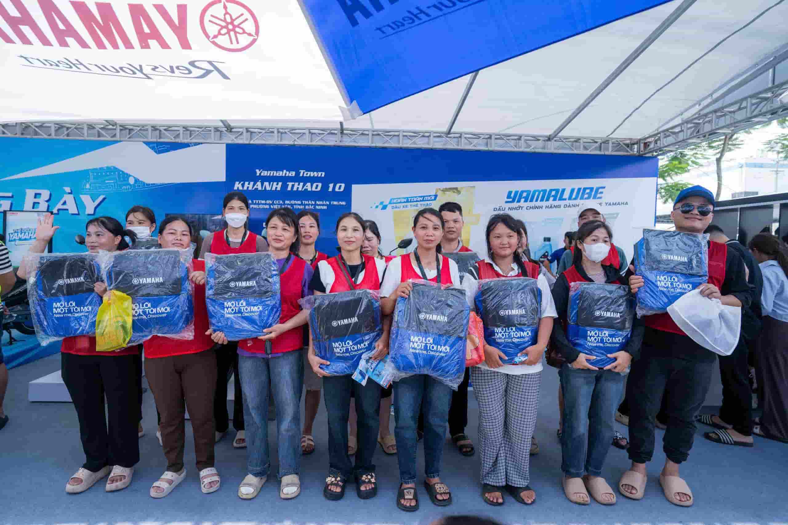 Người lao động tham gia chương trình được tặng balo. Ảnh: Quyết Chiến.