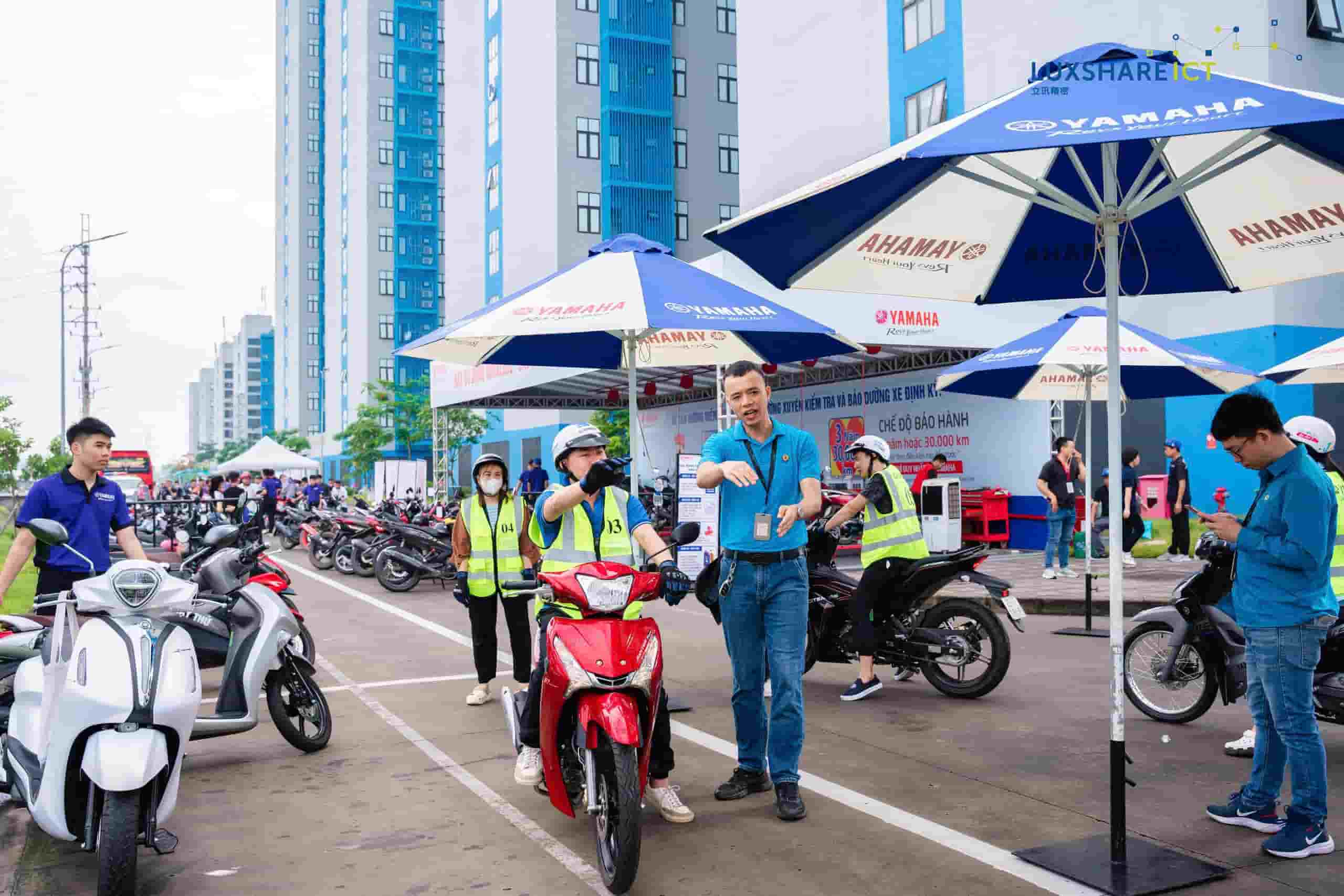 Cán bộ, công nhân viên được hướng dẫn chi tiết về tư thế lái xe đúng chuẩn. Ảnh: Quyết Chiến.