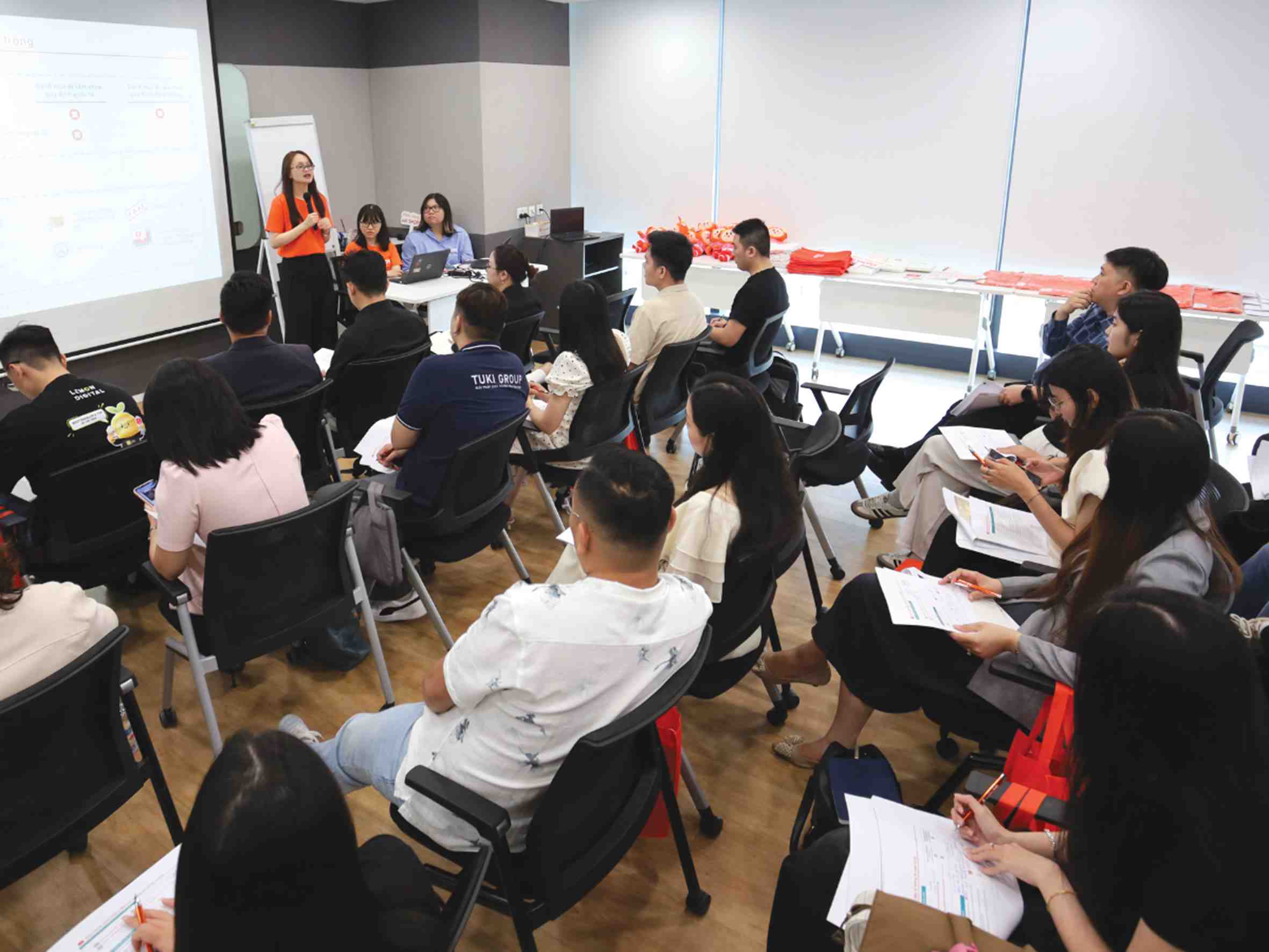 Các nhà bán thể hiện sự quan tâm đến chương trình xuất khẩu trực tuyến của Shopee, dành thời gian ghi chú nội dung xuyên suốt buổi chia sẻ. Ảnh: SHOPEE