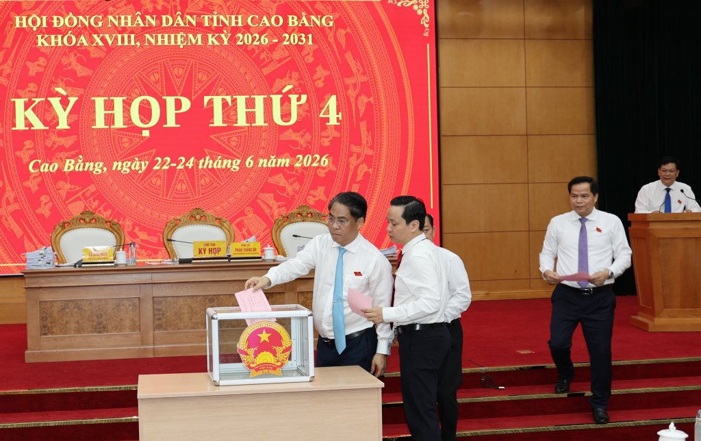 Delegates vote to elect additional members of Cao Bang Provincial People's Committee for the term 2026-2031. Photo: Vu Tiep